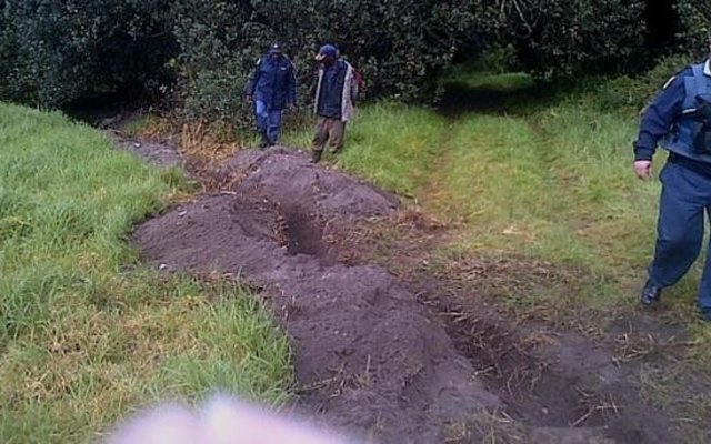 Die toneel op Franskraal Farm waar twee kabeldiewe op heter daad deur â€˜n Secma-beampte betrap is met die steel van kabels.